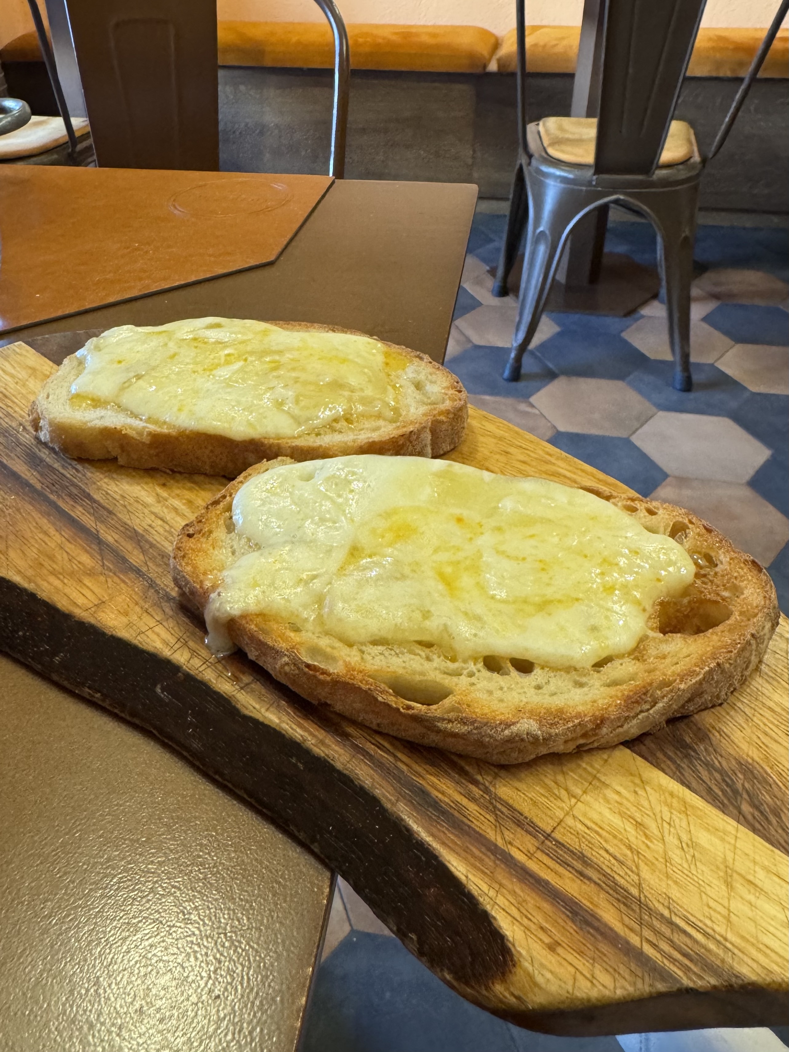 Bruschette con Pecorino Grigliato e miele
