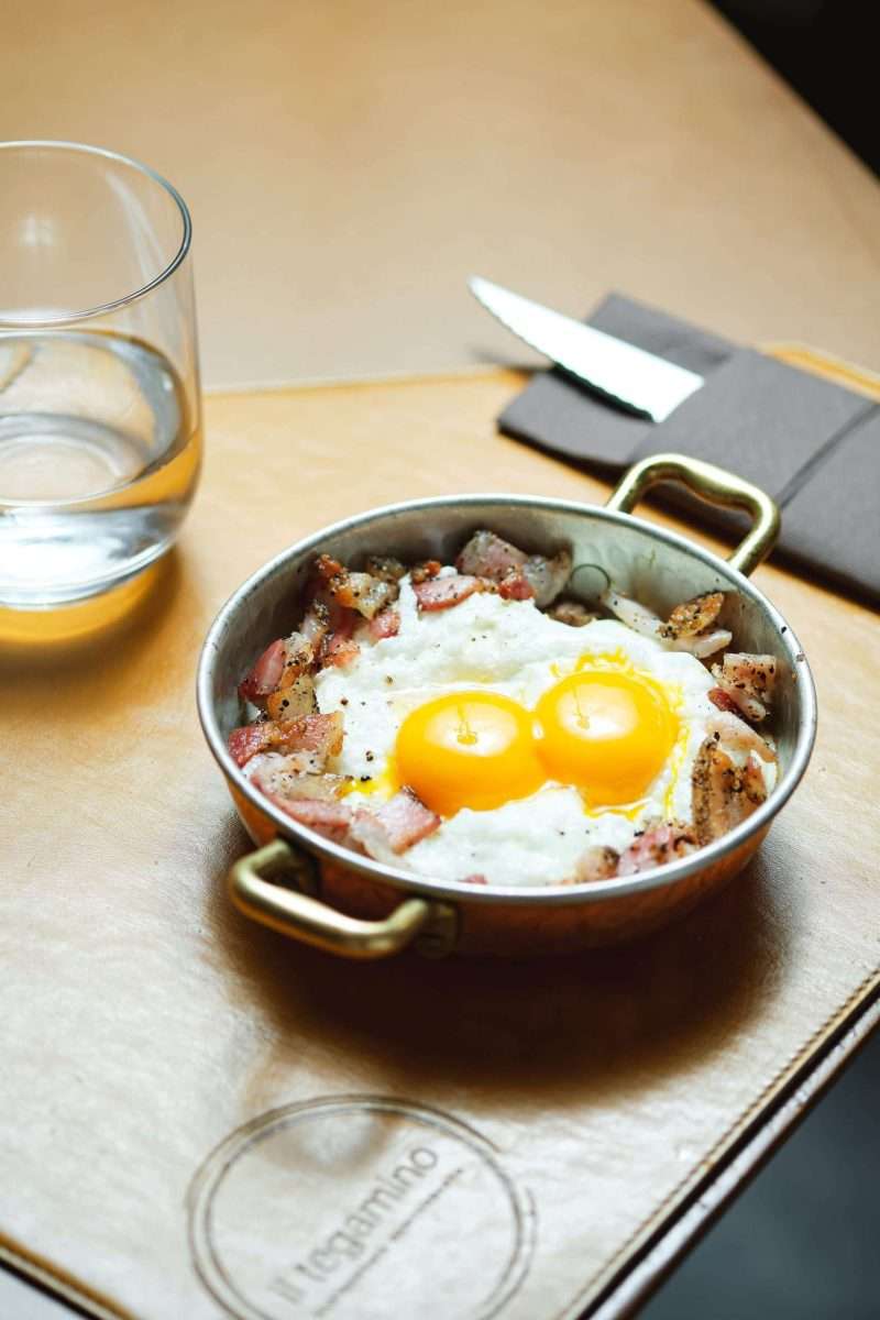 Uova al Tegamino con Pancetta Croccante e Patate