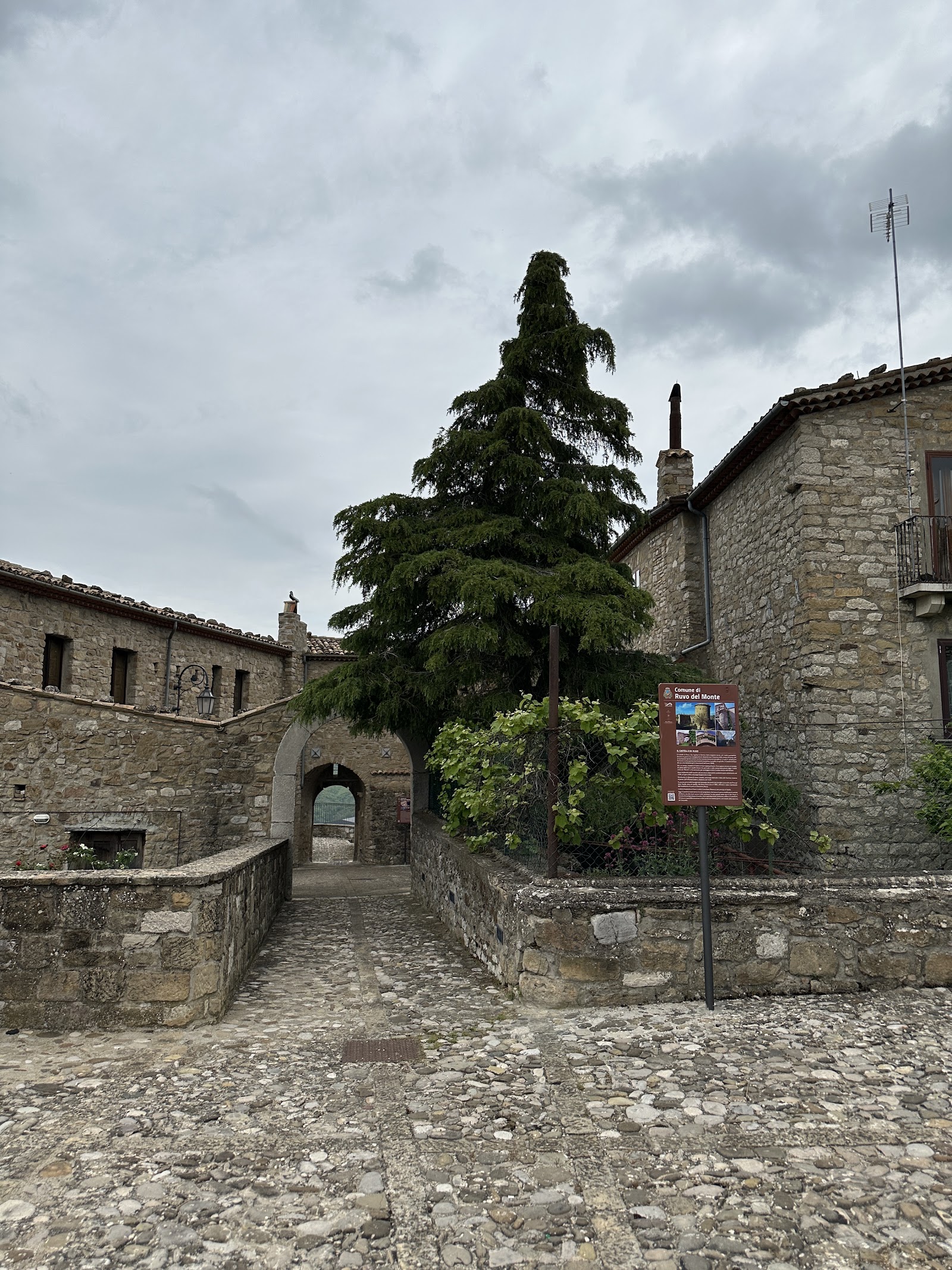 Castello e Torre angioina