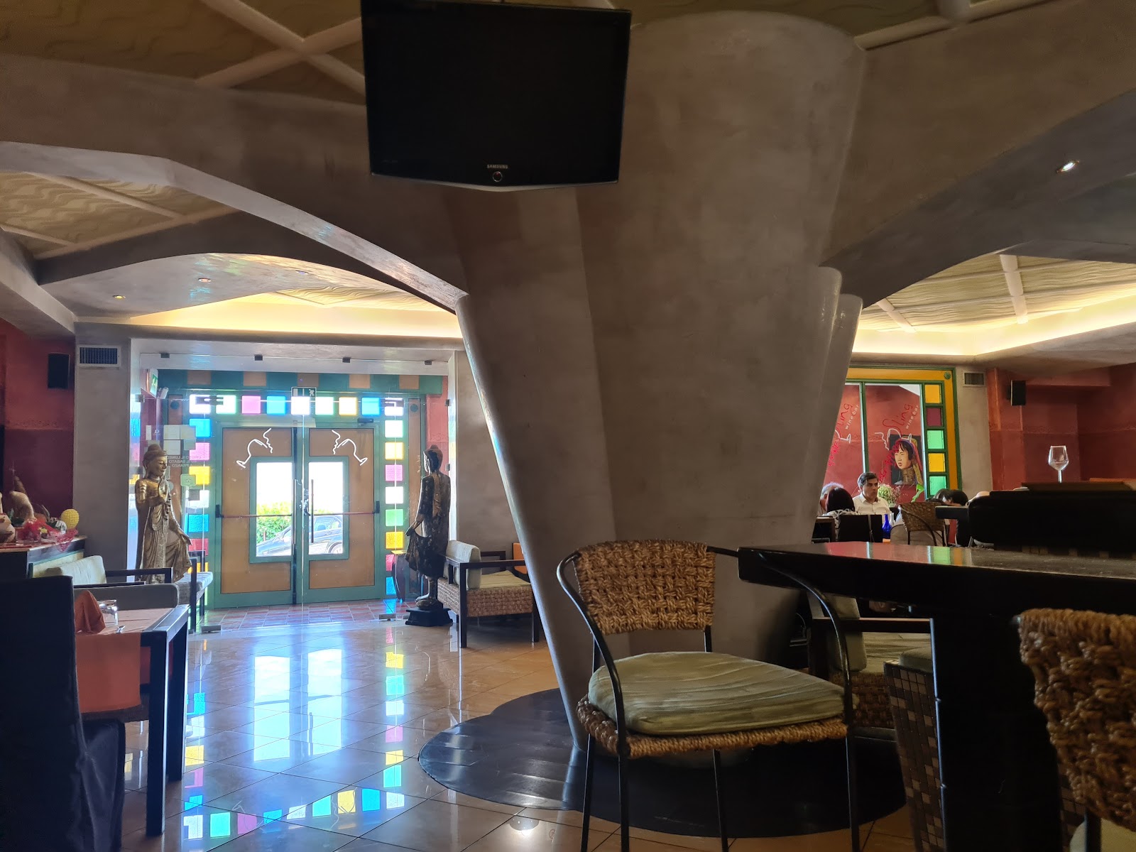 Singapore Sling wine bar
